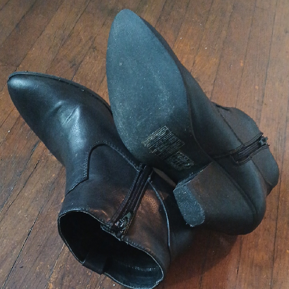 Forever 21 Black Ankle Booties with Western Design - Picture 6 of 6